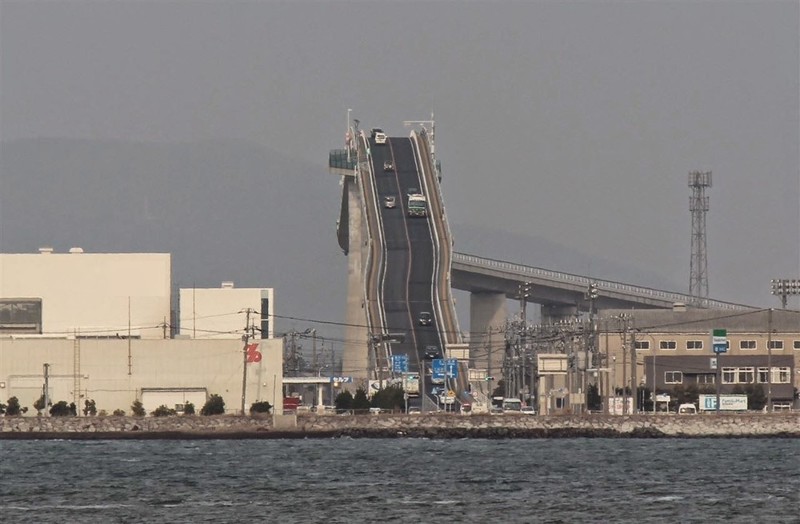 Это не американские горки, а сумасшедший мост в Японии!