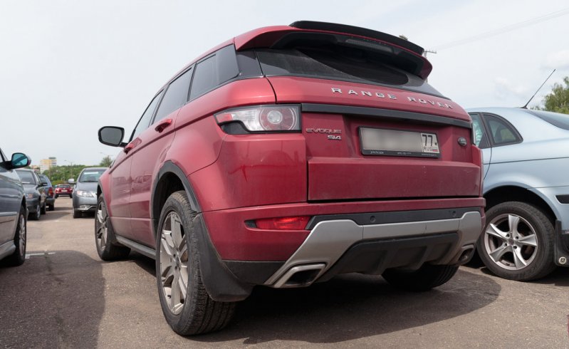 В Минске москвичка на Range Rover покусала инспекторов, пыталась съесть протокол
