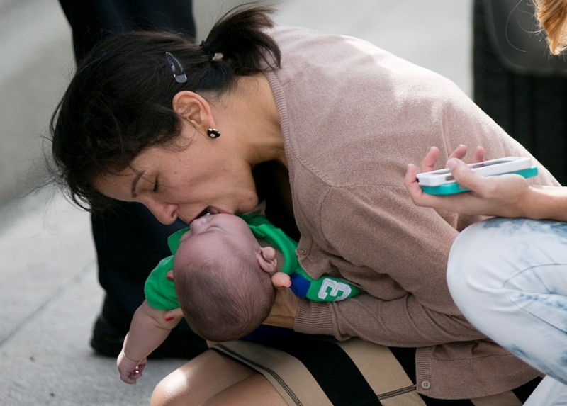 2. Женщина делает искусственное дыхание своему пятимесячному племяннику