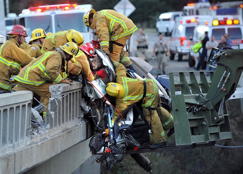 1. Пожарные вытаскивают женщину из искореженного автомобиля на мосту 