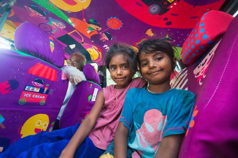 Такси "Скорая помощь", наполненная красочными детскими рисунками, приезжает на помощь каждому, кто оказался в беде, и наполняет их теплом и радостью.