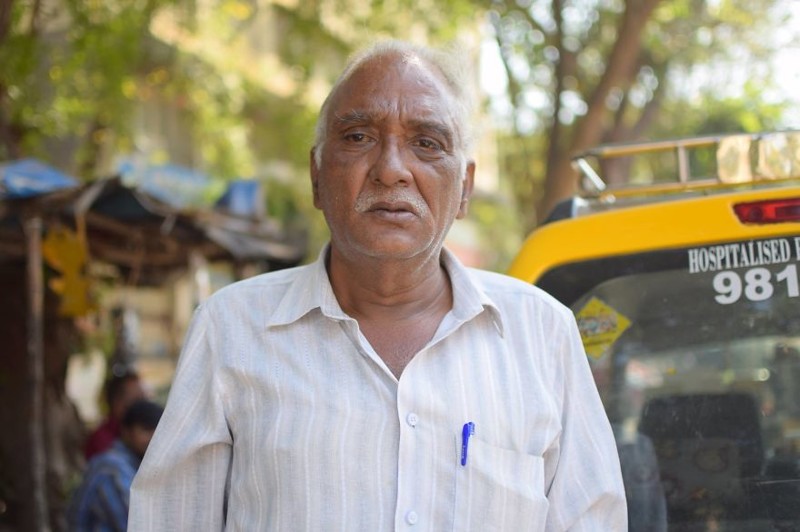 Это Виджай Такур. Он работал инженером, но бросил работу, чтобы водить машину бесплатной скорой помощи - для всех, кому срочно необходимо попасть в больницу в ночные часы.