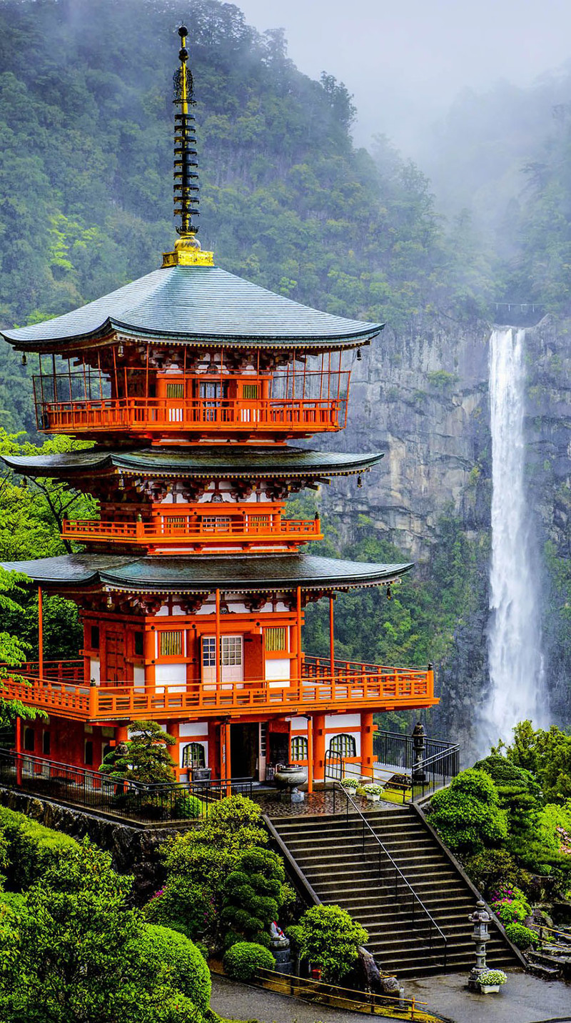 10. Пагода Сейгантодзи и водопад Начи-но-таки