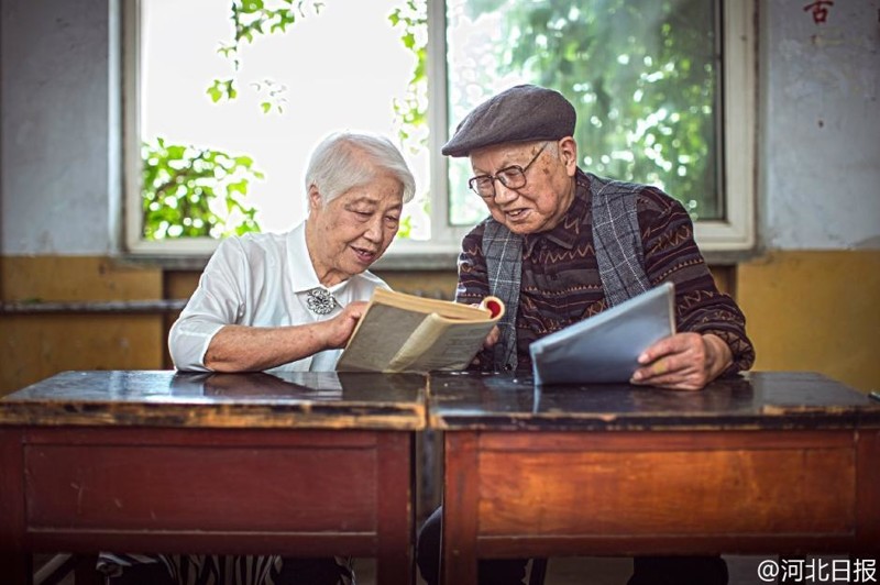 Пожилая пара из Китая отметила годовщину свадьбы фотосессией и прославилась на всю страну