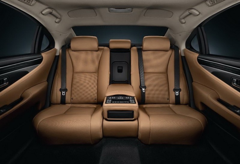 7. Откидные задние сидения для Lexus LS за $16 400