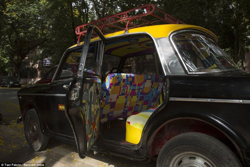 Красочные интерьеры такси в Мумбаи