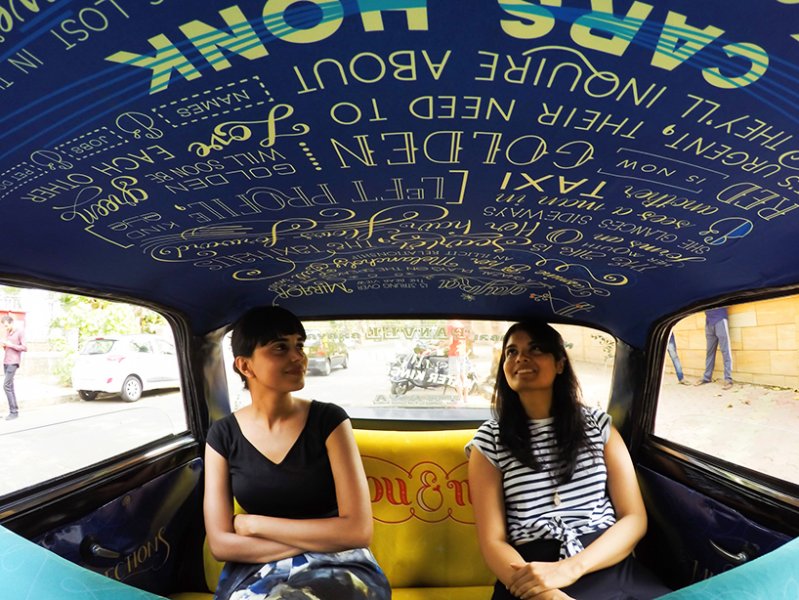 Красочные интерьеры такси в Мумбаи