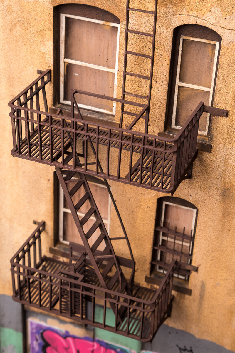 Некоторые детали конструкции потребовали много времени и терпения. Например, эта пожарная лестница, состоящая из сотни маленьких картонных кусочков.