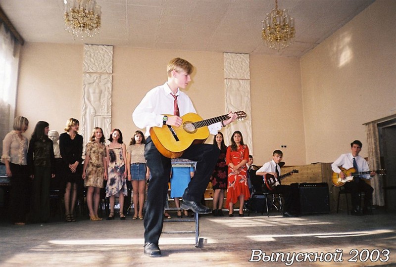 Музыкант, Алексей Воробьёв, покорял сердца девушек одной из тульских школ