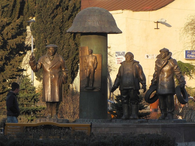 На  сегодняшний день  установлено целых  три  памятника главным героям кинокомедии Георгия Данелия «Мимино».  Первый памятник находится в Тбилиси. Он был открыт 14 октября 2011 года в центре Тбилиси в сквере Авлабари (метро Авлабари). 