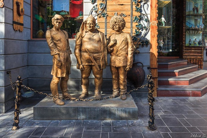 Там же, в Ереване установлен ещё один памятник знаменитой троице из фильма "Кавказская пленница"