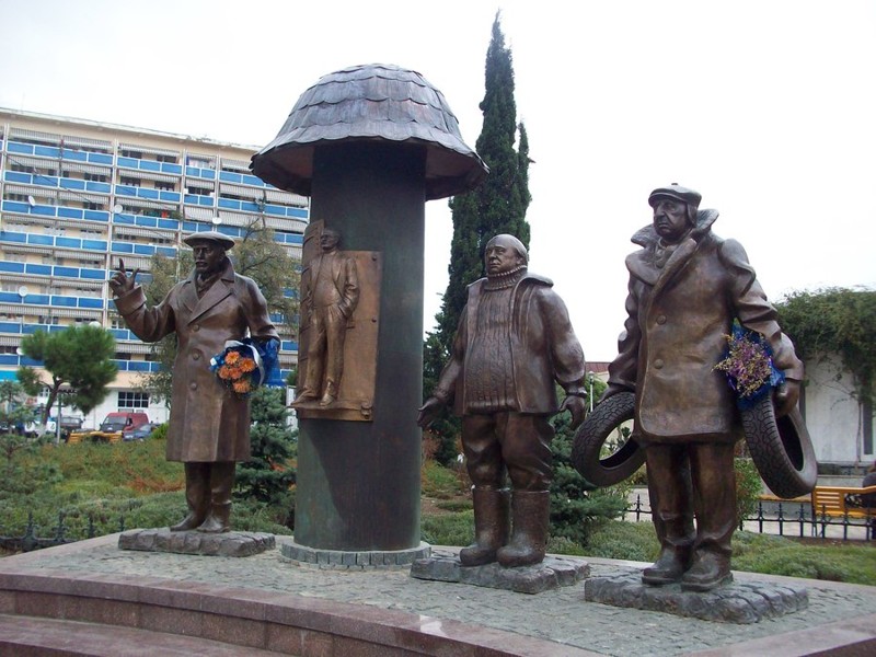 В Москве в 2007 году во дворе  Музея Современного Искусства на улице Петровка, 25 находится еще один памятник героям фильма Мимино, который является копией  памятников, установленных в Тбилиси.