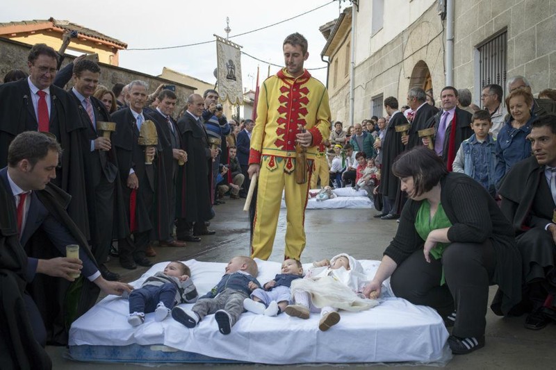 Зачем испанцы наряжаются демонами и прыгают через младенцев