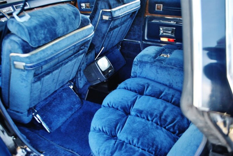 Уникальный для 1974 года салон Cadillac Fleetwood Talisman с раздельными креслами сзади и опциональным телевизором