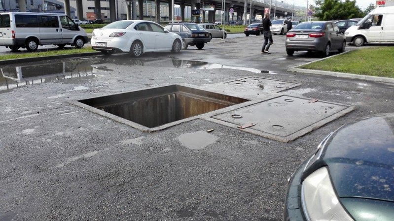 В Петербурге бетонная крышка коллектора взлетела и упала на припаркованную Ауди