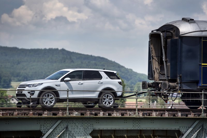 Land Rover Discovery Sport протащил по рельсам поезд