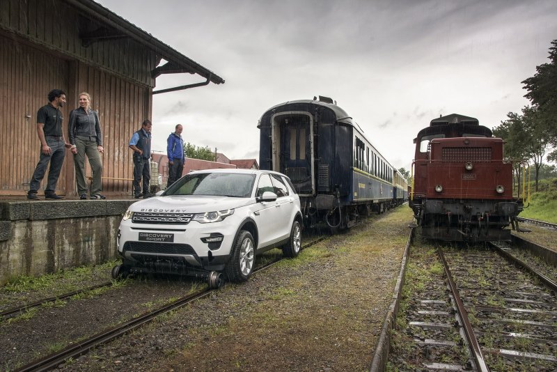 Land Rover Discovery Sport протащил по рельсам поезд