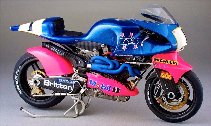 Делают в Новой Зеландии и мотоциклы. Компания Britten была основана в 1992 году и вскоре после основания выпустила на рынок необычный мотоцикл Britten V1000, лишённый рамы — несущим элементом был непосредственно двигатель.
