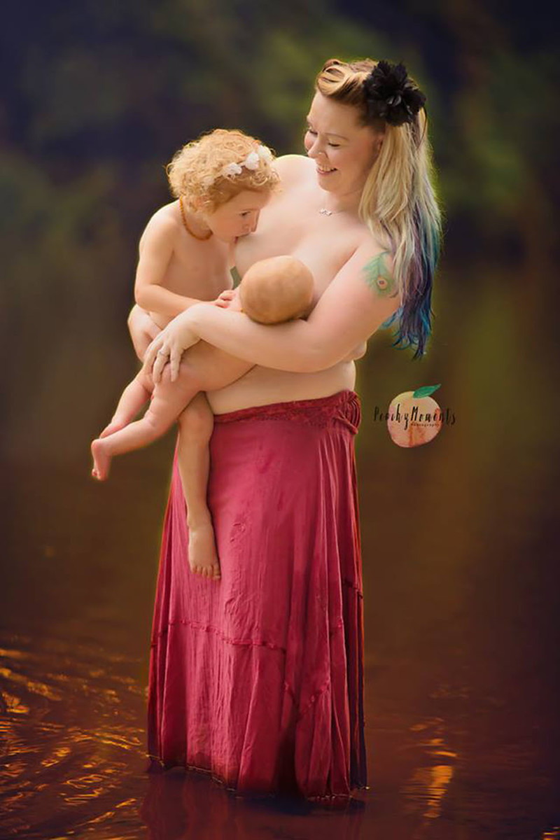 Кормящие матери обнажили грудь для фотосессии в реке, чтобы рассказать свои истории