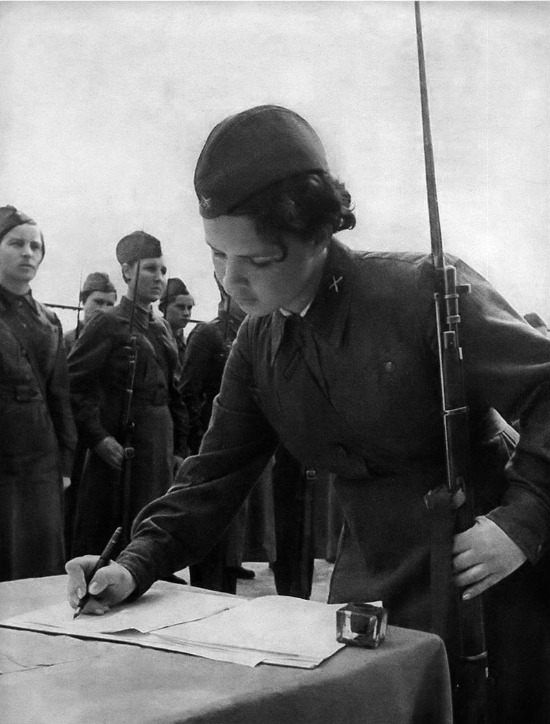 В Красной Армии во время войны женщины служили не только на вспомогательных должностях, таких, как связистки, санитарки. Существовали даже стрелковые части: 1-й отдельный женский запасной стрелковый полк, 1-я отдельная женская добровольческая стрелко