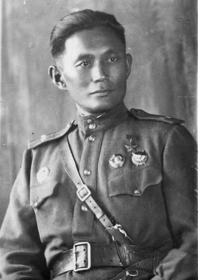 Герой Советского Союза снайпер лейтенант Жамбыл Ешеевич Тулаев
