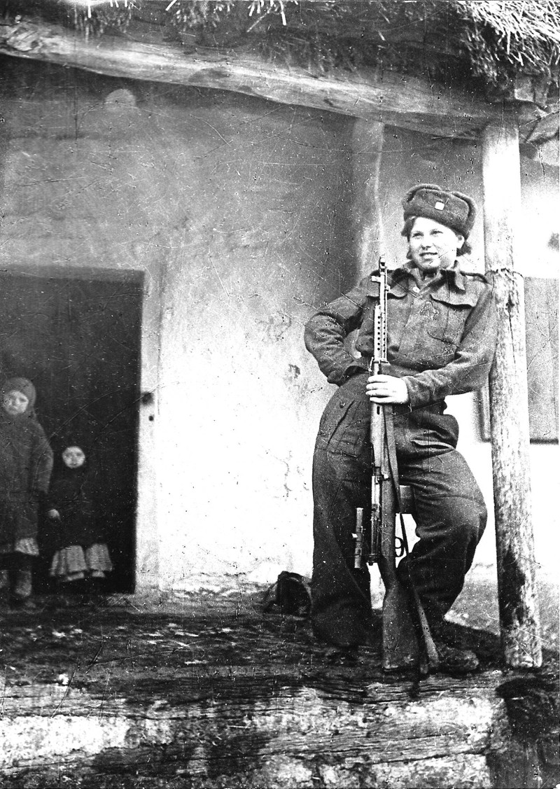 Снайпер чехословацкого батальона Валентина Биньевска на крыльце дома