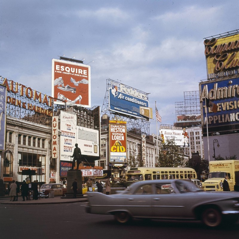 Угол Таймс-сквер и Бродвея, 1960-е гг.