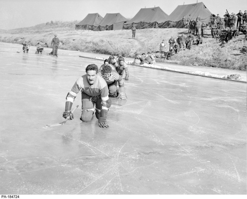  Канадская сборная в ожидании хоккейного матча в Корее в 1951 году.