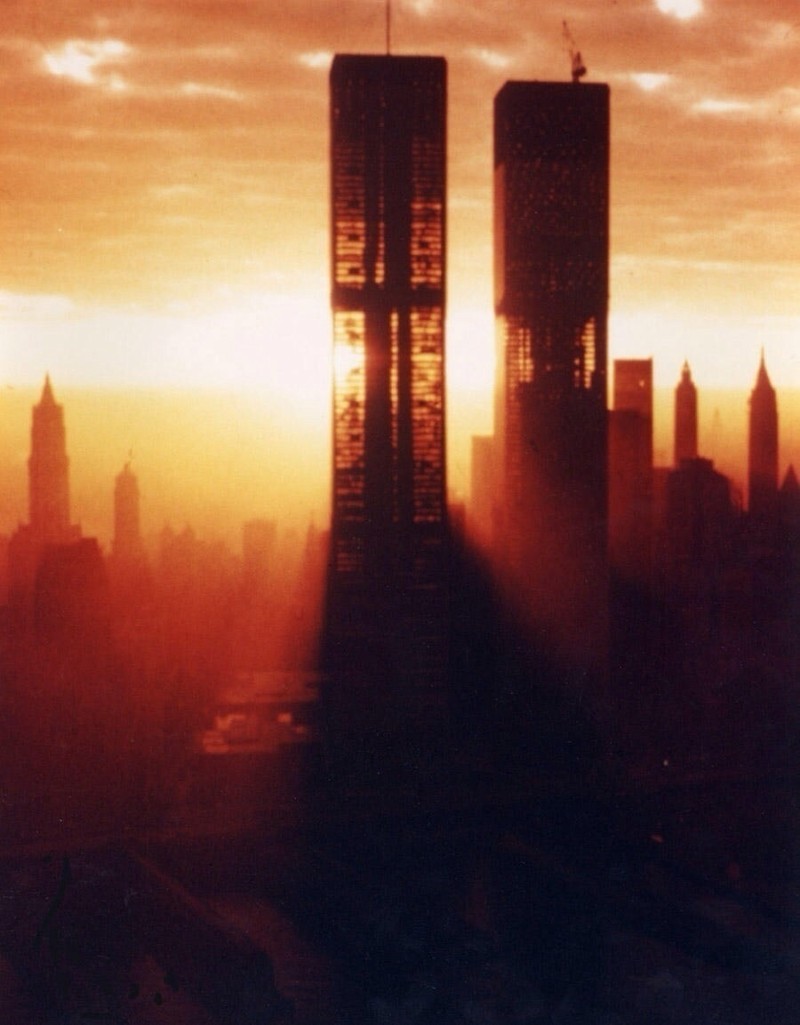  Всемирный торговый центр утром 1972 года. Башни, которым суждено было рухнуть в 2001 году, еще не достроены. Заселят их только через год.