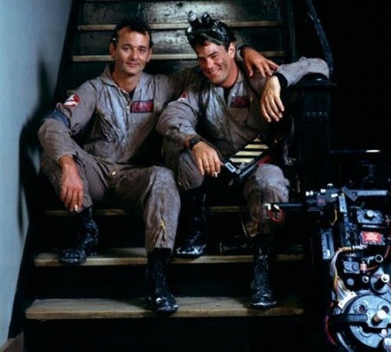  Билл Мюррей и Дэн Эйкройд во время перерыва на съемках "Охотников за привидениями" в 1984 году.