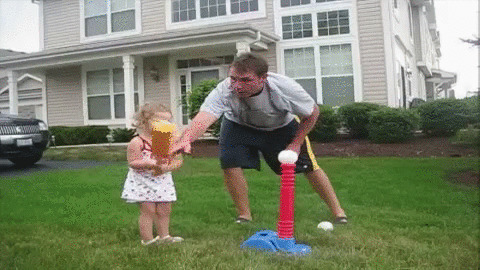 У этого отца спорная ситуация: с одной стороны его дочь интересуется бейсболом, но с другой стороны…:)