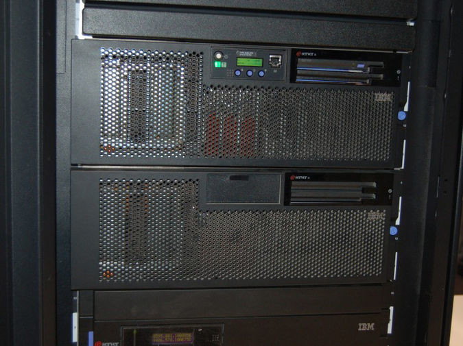 Сервер IBM System i 570, выпущенный в 2006 году