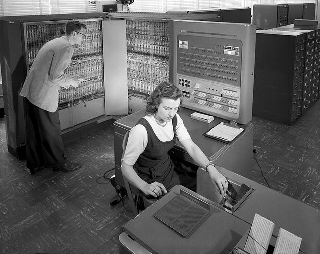 IBM 701, первый большой компьютер, работающий на лампах, 1952 год.