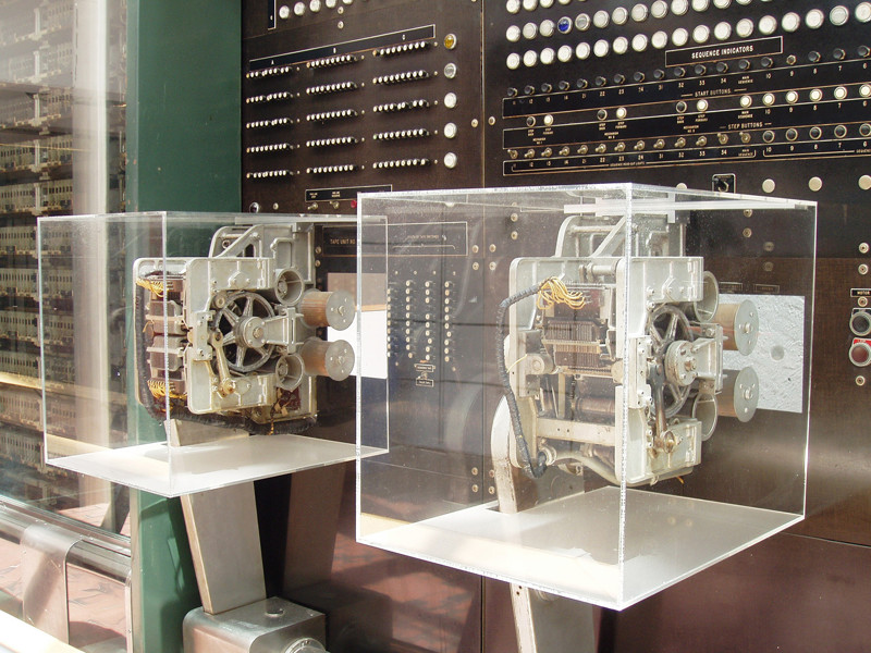 Система ввода/вывода первого в мире компьютера Mark I компании IBM, появившегося в 1941 году