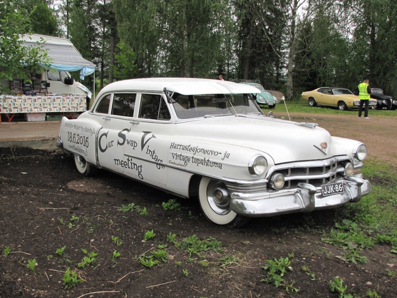 Cadillac FLEETWOOD LIMOUSINE,1951 оклееный рекламой мероприятия встрeчал всех на входе.