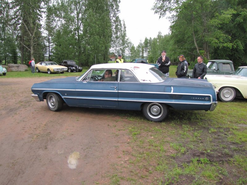 Не стал дожидаться окончания тусовки Chevrolet Impala.