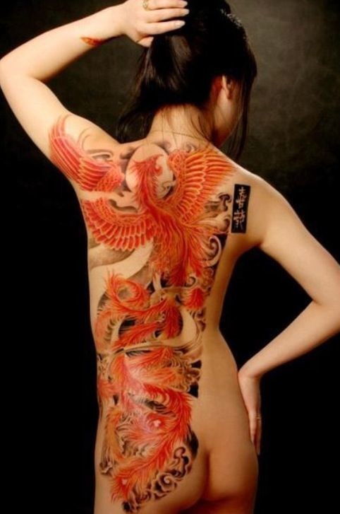 Азиатка с татуировкой дракона на спине (25 фото)