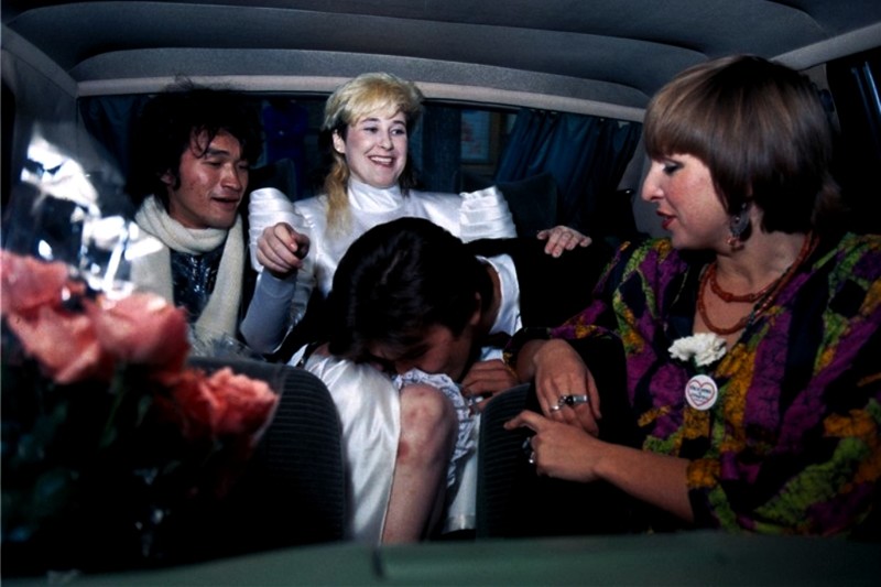 Редкое, довольно качественное цветное фото со свадьбы Юрия Каспаряна и Джоанны Стингрей, 1987 год. Виктор Цой и его жена Марианна - свидетели.
