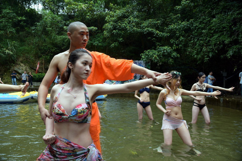 Чтобы стать спасателем, девушка оттачивает навыки кунг-фу с монахом из Шаолиня. 