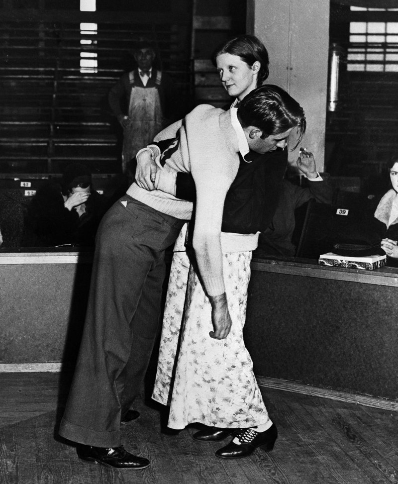 1930. Helen Jarm держит Cliff Real, ее партнера по танцам. В данный момент идёт 1120-ый час танцевального марафона. 