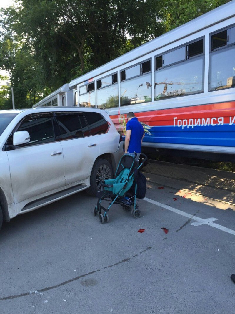В Ростове детский поезд протаранил Lexus