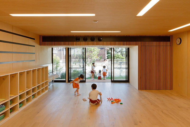 Внутренние пространства отделаны древесиной с теплыми тонами, обеспечивающую удобную и уютную среду обучения.
