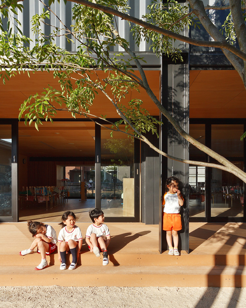 Детские комнаты выходят на крытую террасу, представляющую собой приятную открытую площадку для отдыха.  