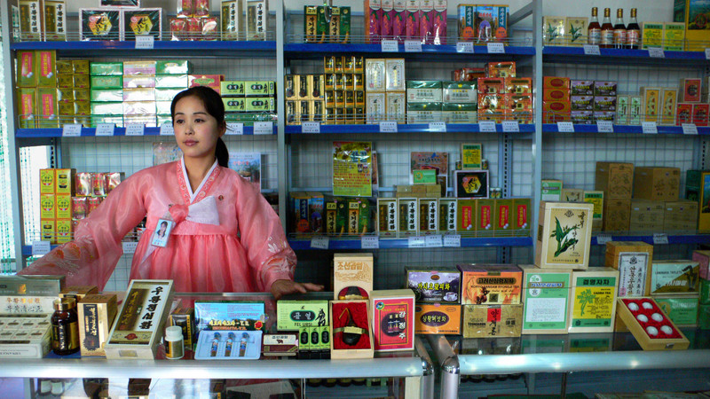 10. Каждое северокорейское домашнее хозяйство и бизнес оборудованы контролируемым правительством радио, которое нельзя выключить
