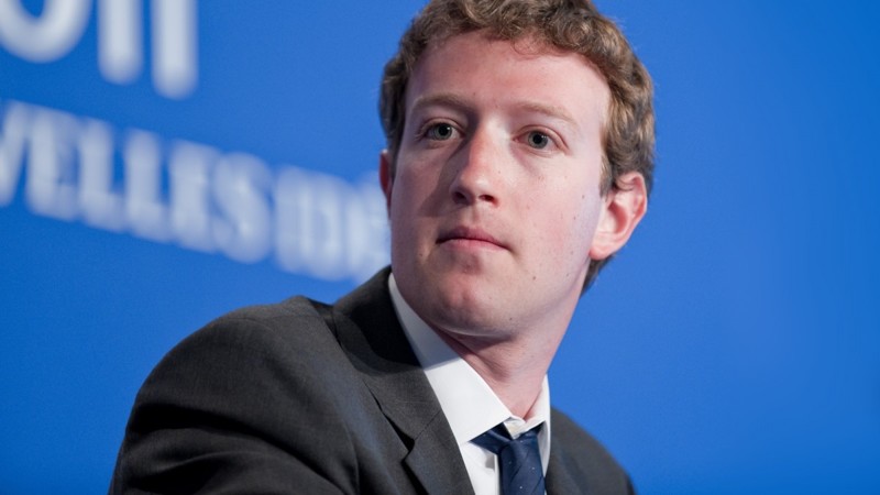Паранойя Цукерберга: основатель Facebook* заклеил скотчем веб-камеру и микрофон на своём ноутбуке