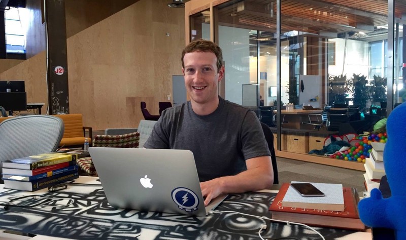 Паранойя Цукерберга: основатель Facebook* заклеил скотчем веб-камеру и микрофон на своём ноутбуке