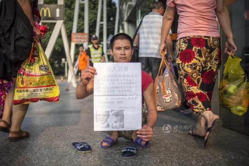 «Я никогда не брошу поиски». Мужчина с инвалидностью путешествует по Китаю в поисках своего сына