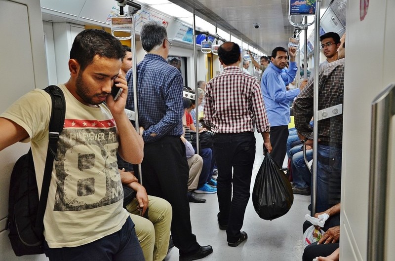 Тегеранское метро: мальчики налево, девочки направо
