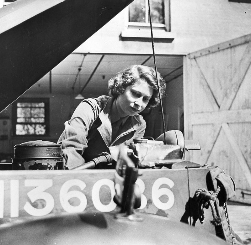 Во время Второй мировой войны принцесса Елизавета (нынешняя королева Великобритании) служила механиком-водителем санитарного автомобиля. Её служба длилась пять месяцев.