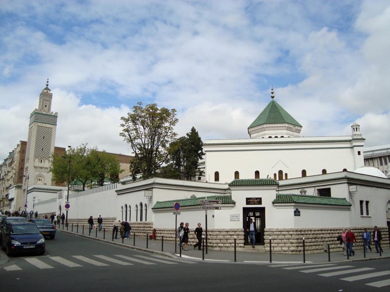 Во время Второй мировой войны Парижская соборная мечеть помогла евреем избежать преследования немцев; здесь выдавались поддельные мусульманские свидетельства о рождении.